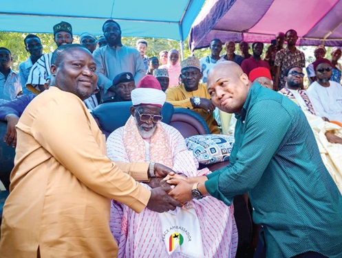 National chief Iman donates relief items to flood victims