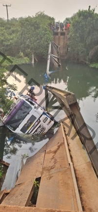 Steel bridge linking Juapong to Adidome Tagazi collapses